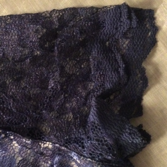 Adorable Express size small women’s top w/ layer of blue lace on top of shirt - Picture 2 of 9